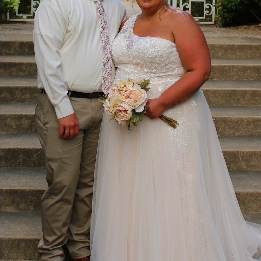 Elegant White Lace Wedding Dress